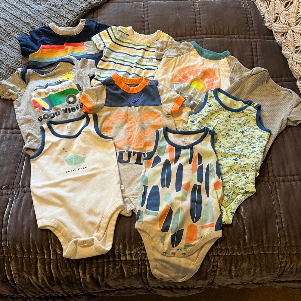 GAP bundle 6-12 month body suits